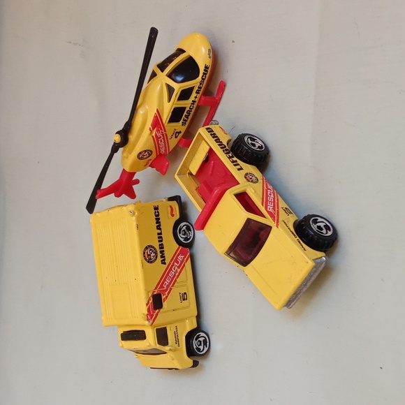 Kids Hot Wheels vintage Mattel 1988 Ambulance Unit 5 rescue radio dispatch - Picture 3 of 14